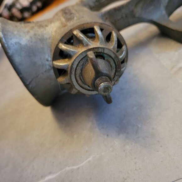 Vintage Universal Meat Grinder Hand Crank Cast Iron & Wood Handle - Picture 3 of 8